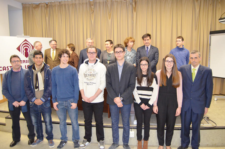 Los alumnos ganadores, junto con sus profesores y responsables de la UCLM y de la organización de la olimpiada