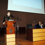 La directora académica Ángela González, en uso de la palabra, y Ángeles Reolid, dtra. UGAC-Albacete