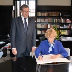 Soledad Becerril firmó en el Libro de Honor de la UCLM