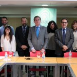 El rector y el profesor Corma con los estudiantes de doctorado que participaron en el coloquio