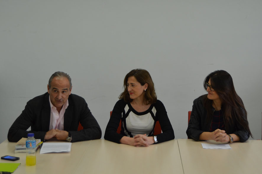 Juana López Eusebio (centro), es presentada por del decano de la Facultad de Derecho y Ciencias Sociales, Juan Ramón de Páramo