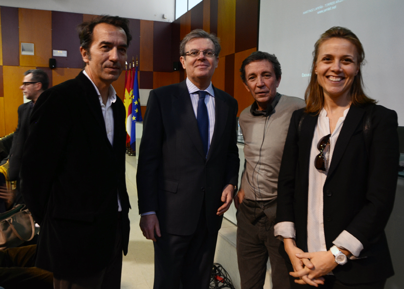 Elías Torres y el rector con el director de la Escuela de Arquitectura, Juan Mera, y la responsable de Comunicación de Lafarge, Laura Villaescusa