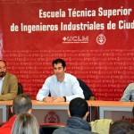 Javier Bermejo (centro), durante su intervención