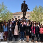 La vicerrectora y la embajadora con los alumnos mexicanos del Campus de Toledo