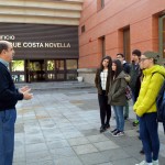 Los alumnos escuchan las explicaciones del profesor Ángel Pérez, quien les recibió