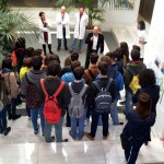 Los profesores de la UCLM, entre ellos, Manuel Rodrigo, explican a los alumnos del Virrey Morcillo el programa de actividades