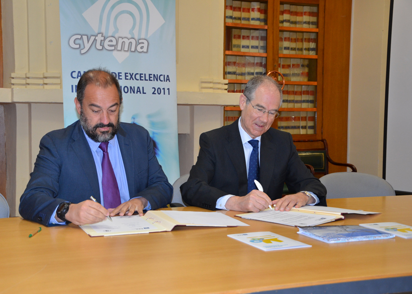 El vicerrector de Investigación y el delegado Regional Centro de Red Eléctrica de España firmaron el convenio