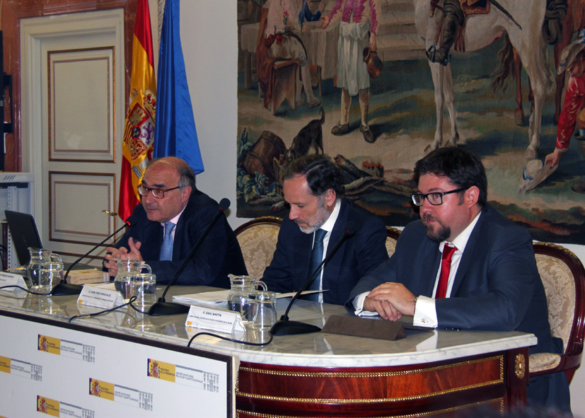 El profesor Isaac Martín con Jaime Pérez Renovales y Benigno Pendás durante la inauguración de la jornada, celebrada en la sede del CEPC en Madrid