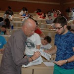 Un alumno entrega su examen en el Campus de Albacete