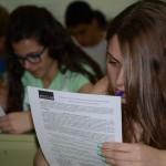 Una alumna lee el examen en el Campus de Toledo