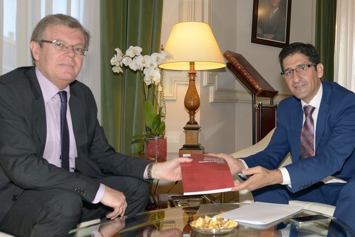 El rector de la UCLM entrega la memoria de actividades del curso 2013-2014 al presidente de la Diputación de Ciudad Real