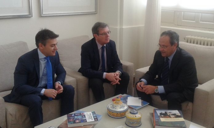 El rector y el consejero estuvieron acompañados en la reunión por el vicerrector de Economía y Planificación