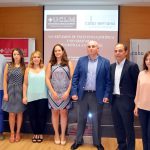 Alumnos junto a Diego Cobo y el vicedecano de la Facultad de Derecho y Ciencias Sociales, Jesús de Paz