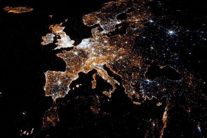 Detalle de las localizaciones de actividad de Twitter y Flickr en Europa (Eric Fischer). (CC BY 2.0)
