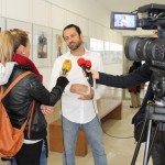 Héctor Boix atiende a los medios antes de la inauguración de la exposición