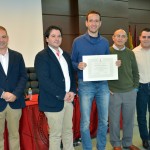 Un alumno recoge su diploma