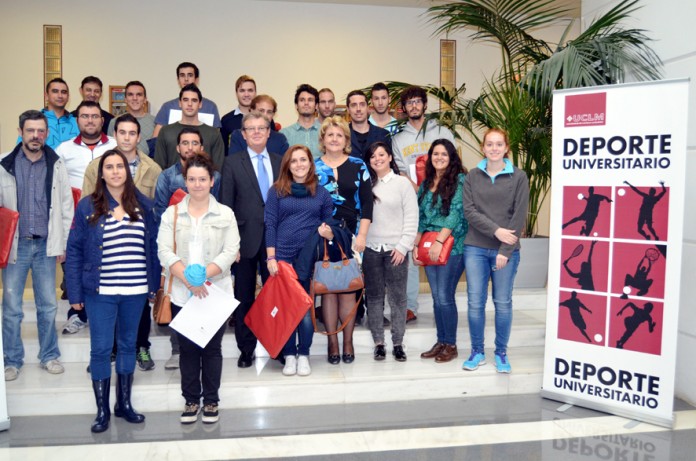 Foto de grupo de los participantes en el XXV Trofeo Rector del Campus de Ciudad Real junto con Miguel Ángel Collado y María Ángeles Zurilla