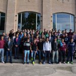 Foto de familia de los deportistas con las autoridades universitarias