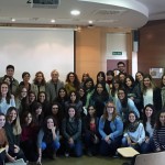 La profesora Winnie Dunn con estudiantes y profesores de Terapia Ocupacional