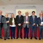 Profesores, gestores y PAS a los que se les entregó la medalla, junto al rector de la UCLM y al decano de la Facultad