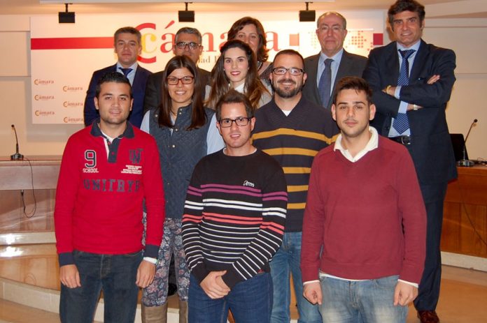Estudiantes del Máster Universitario en Estrategia y Marketing de la Empresa, junto a diversas autoridades