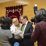 El rector de la UCLM, Miguel Ángel Collado, junto a varios periodistas