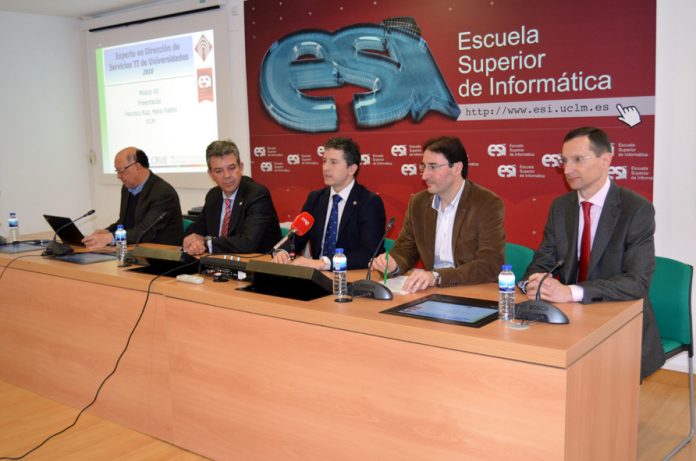 Desde la izquierda, Francisco Ruiz, Juan Camarillo, de CRUE-TIC; Crescencio Bravo, Eduardo Fernández-Medina y Mario Piattini