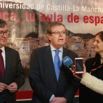 Miguel Ángel Collado, centro, atiende a los medios momentos antes de la inauguración