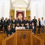 Foto de familia de todos los participantes con los miembros del jurado y la vicerrectora