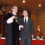 El rector de la UCLM recibe el bastón de manos de García Page