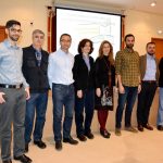 Los conferenciantes y los organizadores de la conferencia sobre computación en la nube