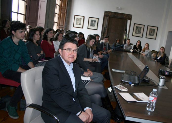 Estudiantes de Arquitectura en la UCLM durante su reunión con el concejal de Urbanismo de Toledo. Foto: Ayto. Toledo