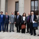 El rector y el expresidente del Tribunal Constitucional con organizadores y ponentes