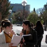Alumnas en el Campus de Albacete tras la primera de los exámenes
