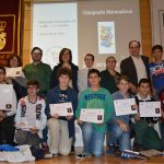 Foto de familia de los premiados, con autoridades académicas y organizadores