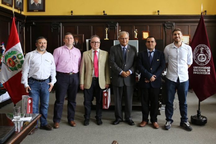 Profesores del Departamento de Sistemas Informáticos de la UCLM junto a representantes de la UNI de Perú