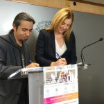 José Luis Herrera y Ángela González, en el momento en que firman el acuerdo en el Ayuntamiento de Ciudad Real