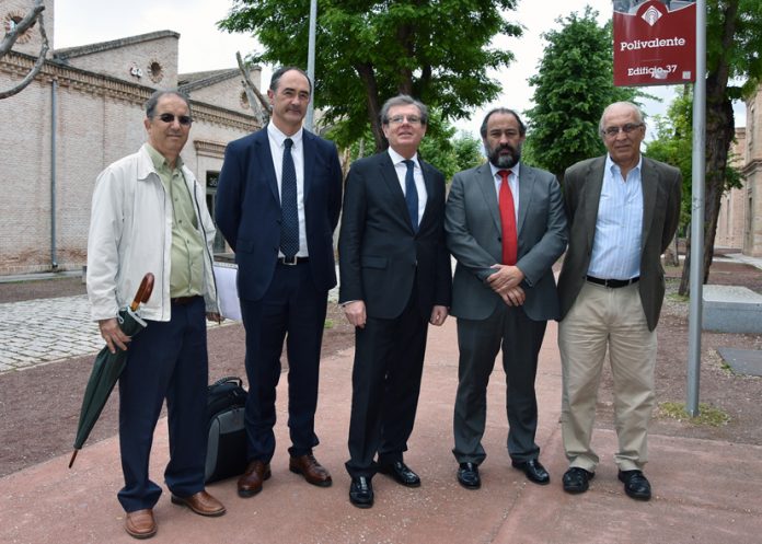 El profesor Luis M. Liz-Marzán (2º izq.) a su llegada a la UCLM con el rector, el vicerrector de Investigación y los catedráticos Douhal y Langa