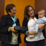 La profesora Inés González entrega una placa a la familia del profesor fallecido Daniel Ortega