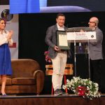 La alcaldesa de Toledo y el profesor Antonio Mateos con Joan Roca en la entrega del premio.