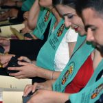 Graduados en Fisioterapia con sus becas y diplomas