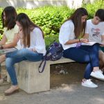 Un grupo de alumnos de Ciudad Real revisa sus apuntes antes del segundo de los exámenes