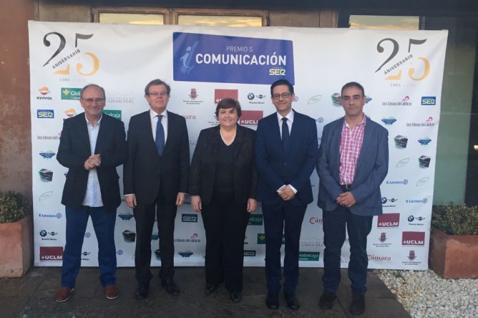El rector de la UCLM, Miguel Ángel Collado, junto a miembros del Centro del Estudios de Castilla-La Mancha