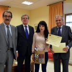 Isabel González, estudiante, recoge su diploma