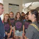 El rector de la UCLM conversa con varios alumnos