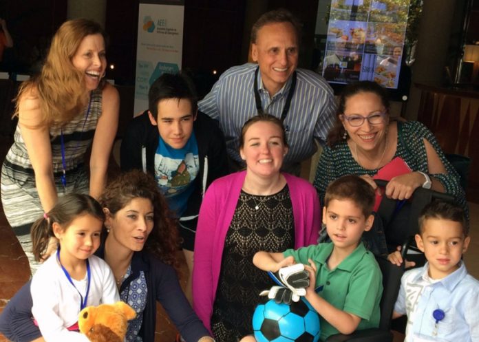 El doctor Barry Byrne con su equipo y varios niños afectados con glucogenosis de tipo II o enfermedad de Pompe. Foto: AEEG