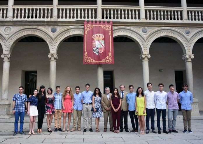 Los alumnos con mejor expediente junto al rector, al consejero de Educación y a la vicerrectora de Estudiantes y Responsabilidad Social.