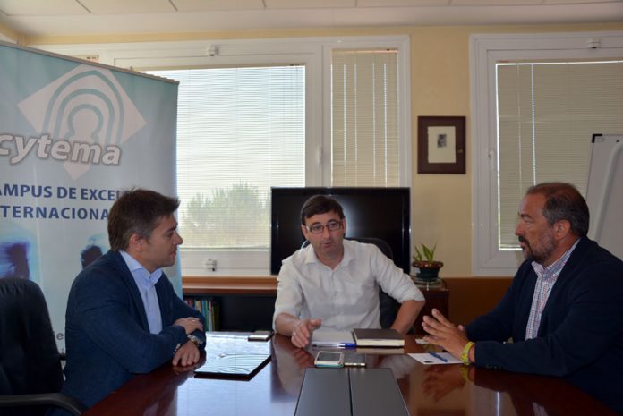 Manuel Villasalero (izquierda), Daniel Martínez (centro) y Julián Garde (derecha), durante la reunión