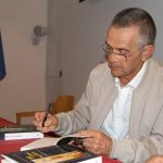 Salvador Peña firma ejemplares de Mil y una noches