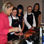 Teresa Gutiérrez y su equipo durante la preparación del asadillo manchego